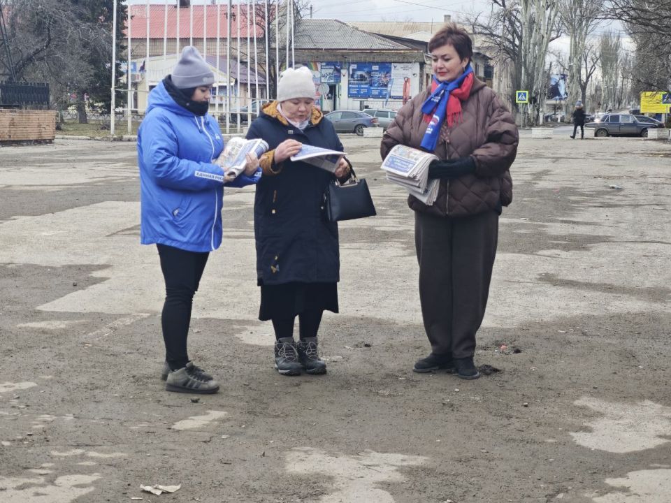 Сегодня, 3 марта в городе Дебальцево проходит раздача специального выпуска информационного бюллетеня Регионального Общественного Движения «Донецкая Республика» под названием «Единая Россия. Возрождаем Донбасс вместе» Сегодня, 3 марта в городе Дебальцево проходит раздача специального выпуска информационного бюллетеня Регионального Общественного Движения «Донецкая Республика» под названием «Единая Россия. Возрождаем Донбасс вместе»