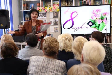 Валентина Харлашка: В преддверии Международного женского дня в Центральной городской библиотеке им. М.Горького состоялось тёплое и душевное мероприятие, посвящённое ветеранскому активу Союза женщин Макеевки