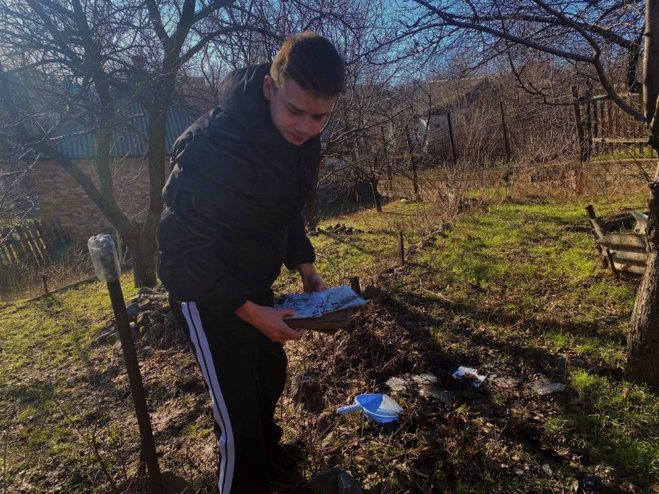 "Никогда не откажем нуждающимся" - под таким девизом активисты Иловайского штаба Молодёжки оказали помощь пожилой женщине нашего округа - Самойловой Валентине "Никогда не откажем нуждающимся" - под таким девизом активисты Иловайского штаба Молодёжки оказали помощь пожилой женщине нашего округа - Самойловой Валентине
