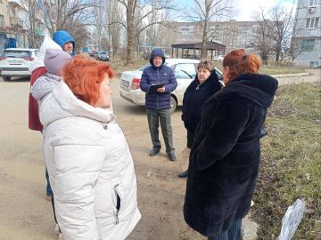 Начальник Зугрэсского территориального отдела Наталья Марушка провела встречу с жителями в городе Зугрэс, по улице 60 лет Октября