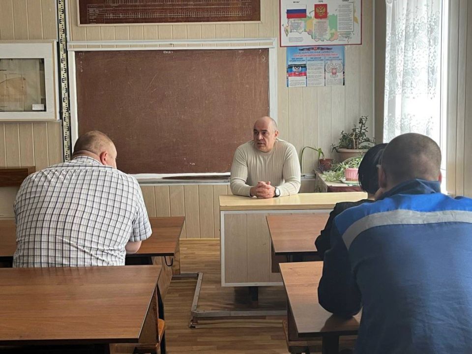 Сегодня, 3 марта 2026 года первый заместитель главы администрации городского округа Дебальцево Максим Вельма провел встречу с трудовым коллективом «Дебальцевского колледжа транспортной инфраструктуры» филиала федерального... Сегодня, 3 марта 2026 года первый заместитель главы администрации городского округа Дебальцево Максим Вельма провел встречу с трудовым коллективом «Дебальцевского колледжа транспортной инфраструктуры» филиала федерального...
