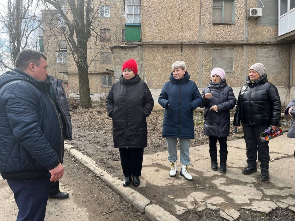 Сегодня заместитель главы муниципального образования городского округа Харцызск Виталий Легчилин провел встречу с жителями микрорайона Металлургов Сегодня заместитель главы муниципального образования городского округа Харцызск Виталий Легчилин провел встречу с жителями микрорайона Металлургов
