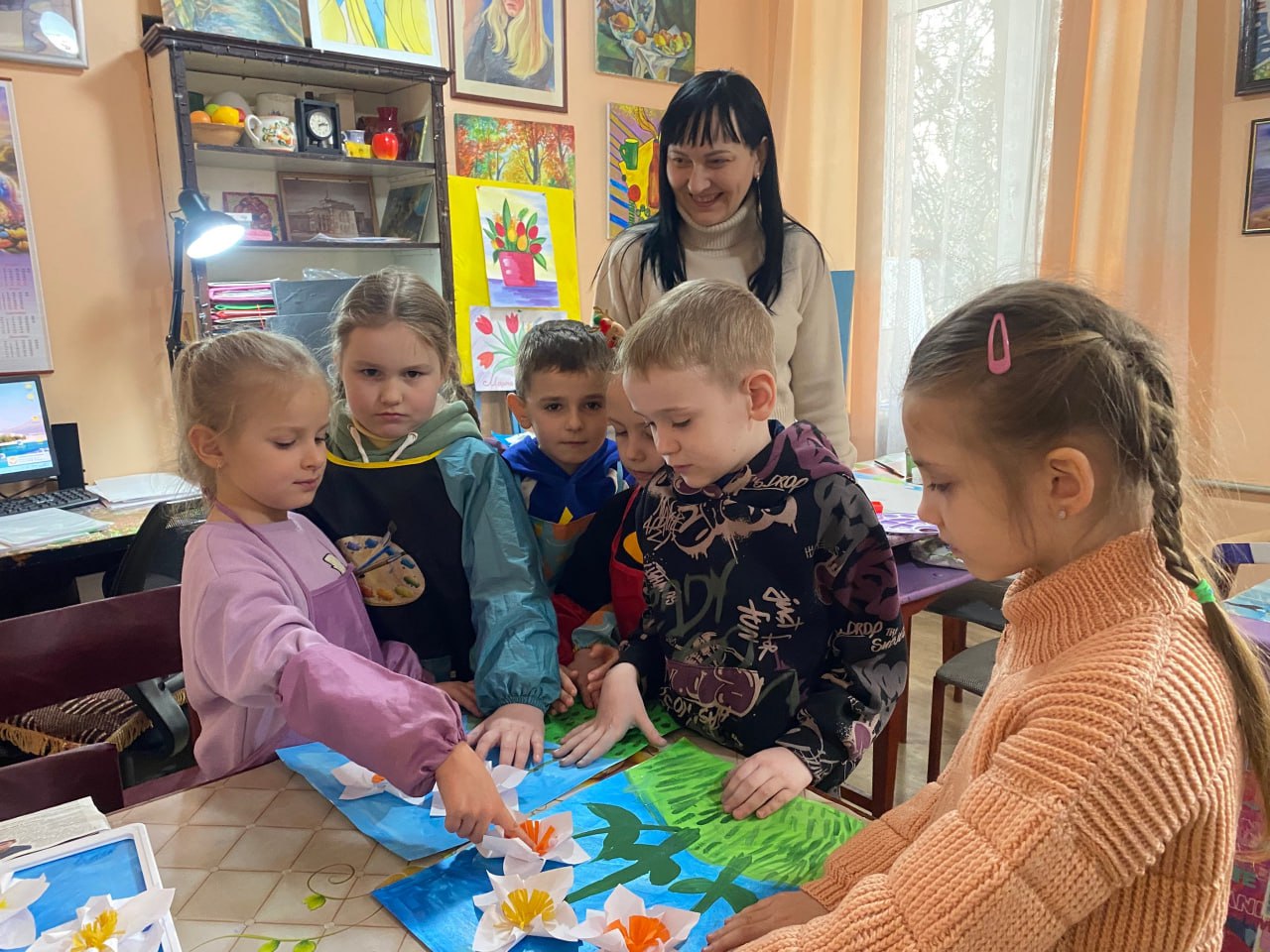 Сегодня в МБУ "Зугрэсский ГДК" у юных художников изостудии "Радуга" прошла игровая программа «Классные девчонки» в честь 8 Марта! Сегодня в МБУ "Зугрэсский ГДК" у юных художников изостудии "Радуга" прошла игровая программа «Классные девчонки» в честь 8 Марта!