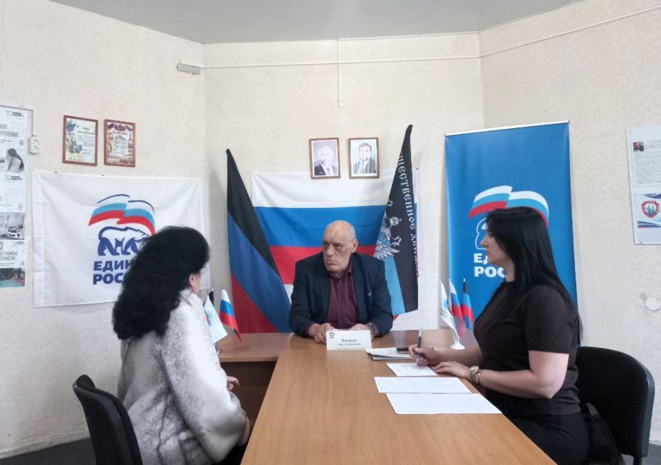 Сегодня, 3 марта, депутат Макеевского городского совета Донецкой Народной Республики первого созыва Олег Венжега провел прием граждан в общественной приемной партии «Единая Россия» Советского внутригородского района... Сегодня, 3 марта, депутат Макеевского городского совета Донецкой Народной Республики первого созыва Олег Венжега провел прием граждан в общественной приемной партии «Единая Россия» Советского внутригородского района...