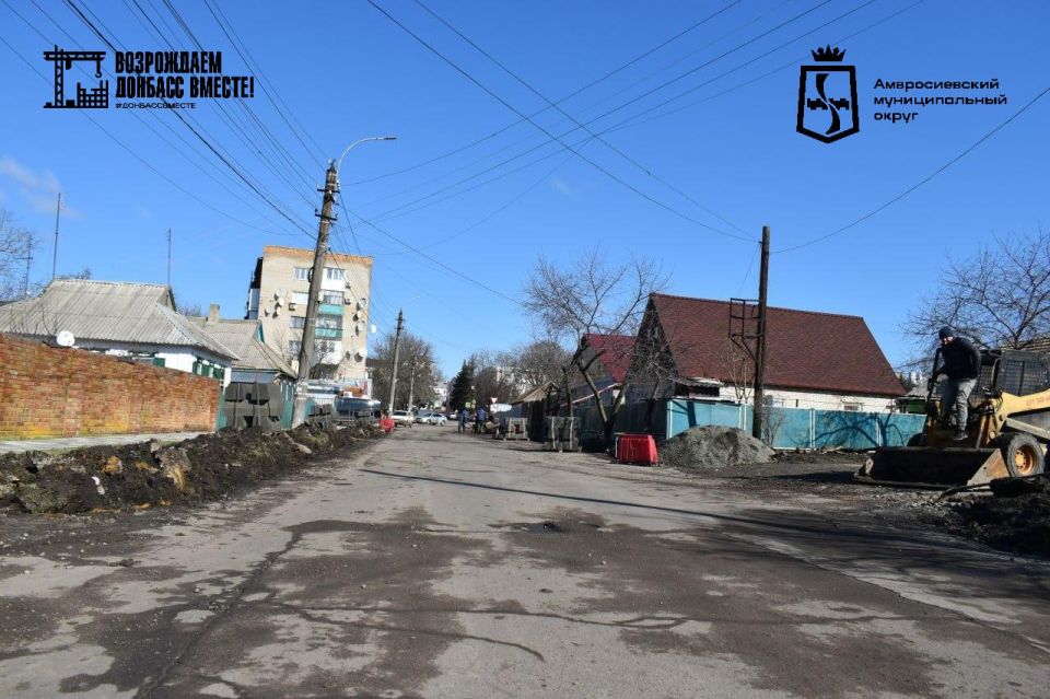 Силами Амурской области началась установка бордюрного камня на улице Ленина в Амвросиевке Силами Амурской области началась установка бордюрного камня на улице Ленина в Амвросиевке