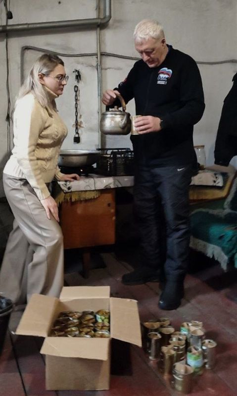 Соратники Совета женщин Тореза изготавливают свечи для фронта Соратники Совета женщин Тореза изготавливают свечи для фронта