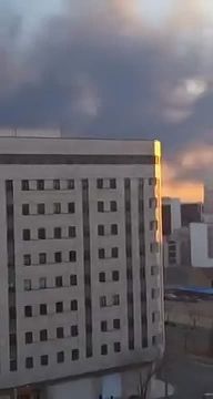 После массированных авиаударов США и Израиля небо над иранской столицей Тегераном затянуло чёрным дымом