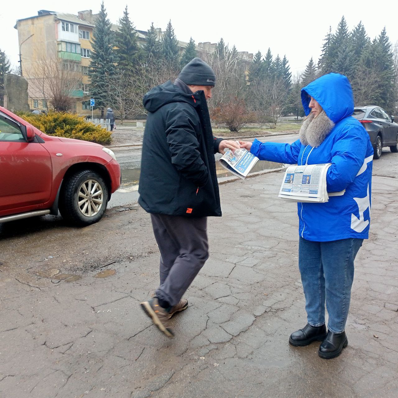 Сегодня, 4 марта, в Кировском внутригородском районе города Макеевки прошла раздача специального выпуска информационного бюллетеня Регионального Общественного Движения «Донецкая Республика» под названием «Единая Россия.... Сегодня, 4 марта, в Кировском внутригородском районе города Макеевки прошла раздача специального выпуска информационного бюллетеня Регионального Общественного Движения «Донецкая Республика» под названием «Единая Россия....