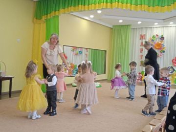 В преддверии самого первого, доброго весеннего праздника в дошкольном подразделении ГБОУ "Светлодарский УВК" состоялся утренник в первой младшей группе, посвящённый Международному женскому дню 8 Марта