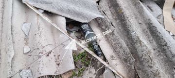 Рабочие разбросали битый шифер возле детской поликлиники в Кировском районе Донецка