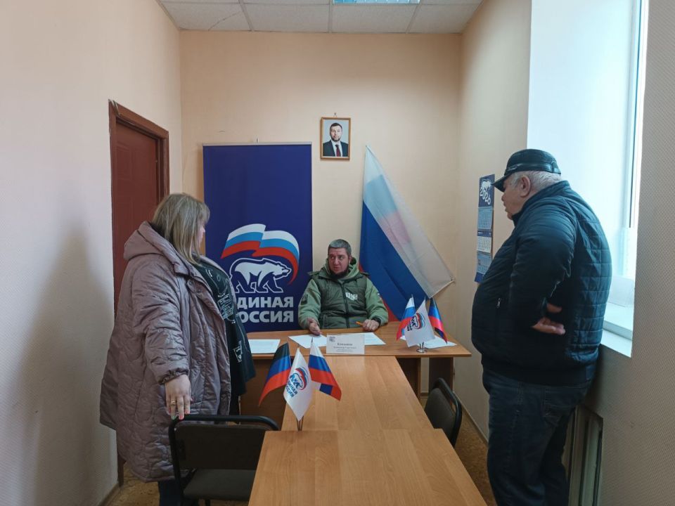 Сегодня, 4 марта депутат Народного совета ДНР первого созыва Александр Камышов провёл приём граждан в Общественной приемной Председателя партии «Единая Россия» Червоногвардейского района городского округа Макеевка Сегодня, 4 марта депутат Народного совета ДНР первого созыва Александр Камышов провёл приём граждан в Общественной приемной Председателя партии «Единая Россия» Червоногвардейского района городского округа Макеевка