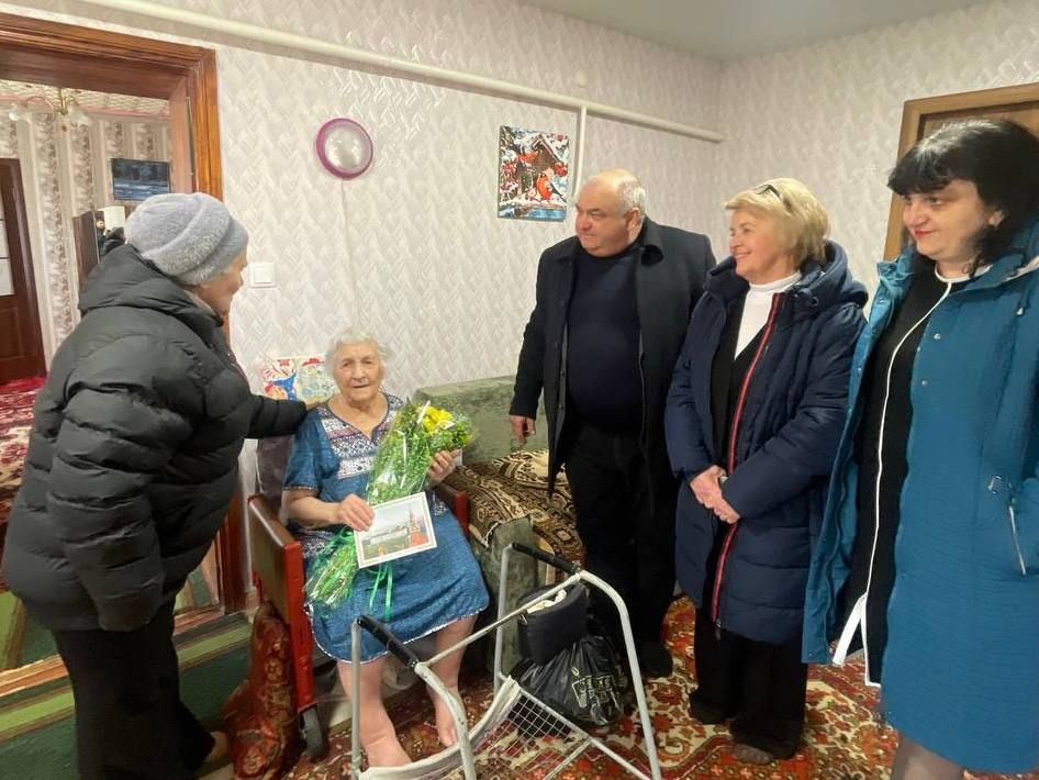 Забота о старшем поколении: в поселке Ялта поздравили с 99-летием участницу событий военных лет Валентину Овсянникову Забота о старшем поколении: в поселке Ялта поздравили с 99-летием участницу событий военных лет Валентину Овсянникову