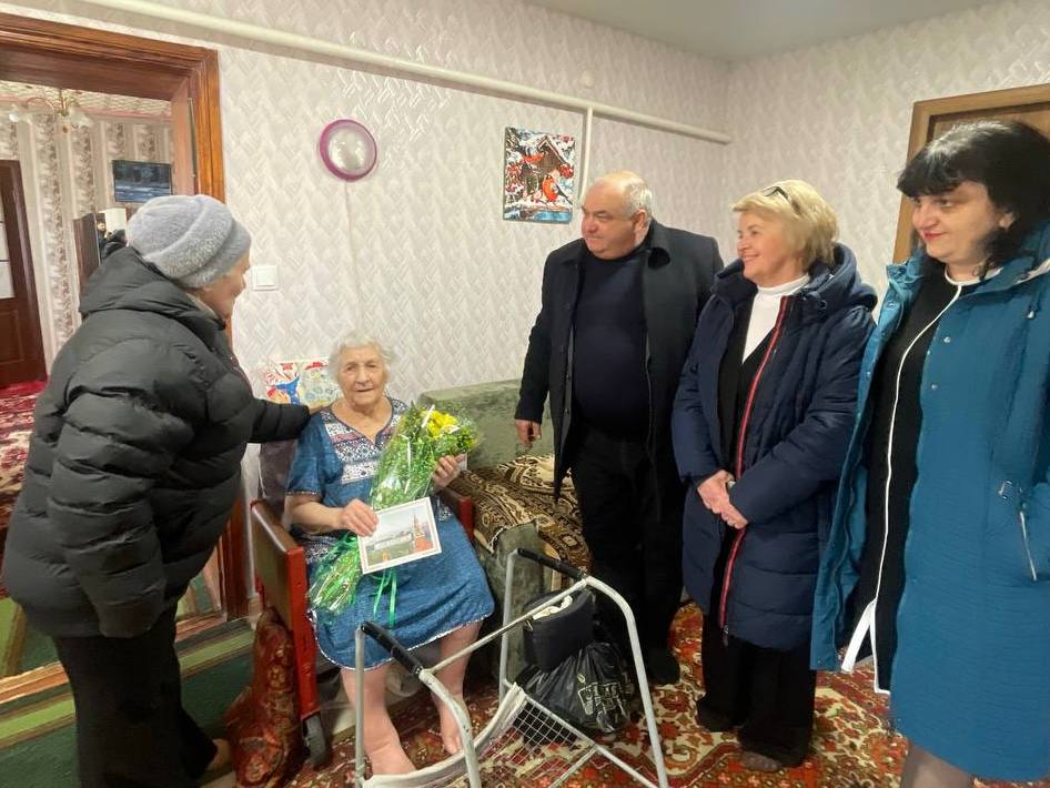 Забота о старшем поколении: в поселке Ялта поздравили с 99-летием участницу событий военных лет Валентину Овсянникову Забота о старшем поколении: в поселке Ялта поздравили с 99-летием участницу событий военных лет Валентину Овсянникову