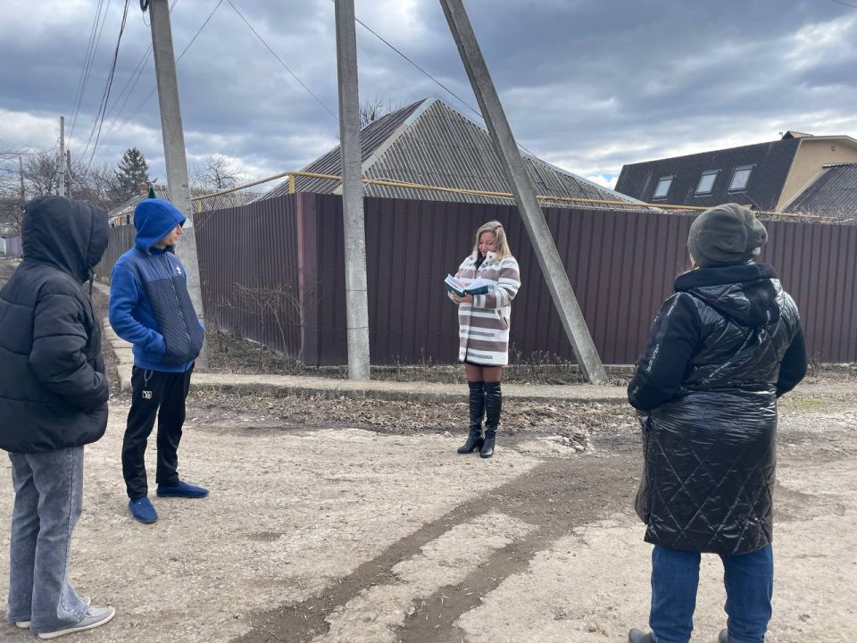 По поручению Главы ДНР Дениса Пушилина под эгидой Единой России проводятся встречи с населением для выявления проблемных вопросов на подведомственной территории По поручению Главы ДНР Дениса Пушилина под эгидой Единой России проводятся встречи с населением для выявления проблемных вопросов на подведомственной территории