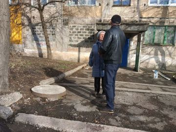 Председатель Дебальцевского городского совета от партии "Единая Россия" Сергей Шульженко провел встречу с жителями города