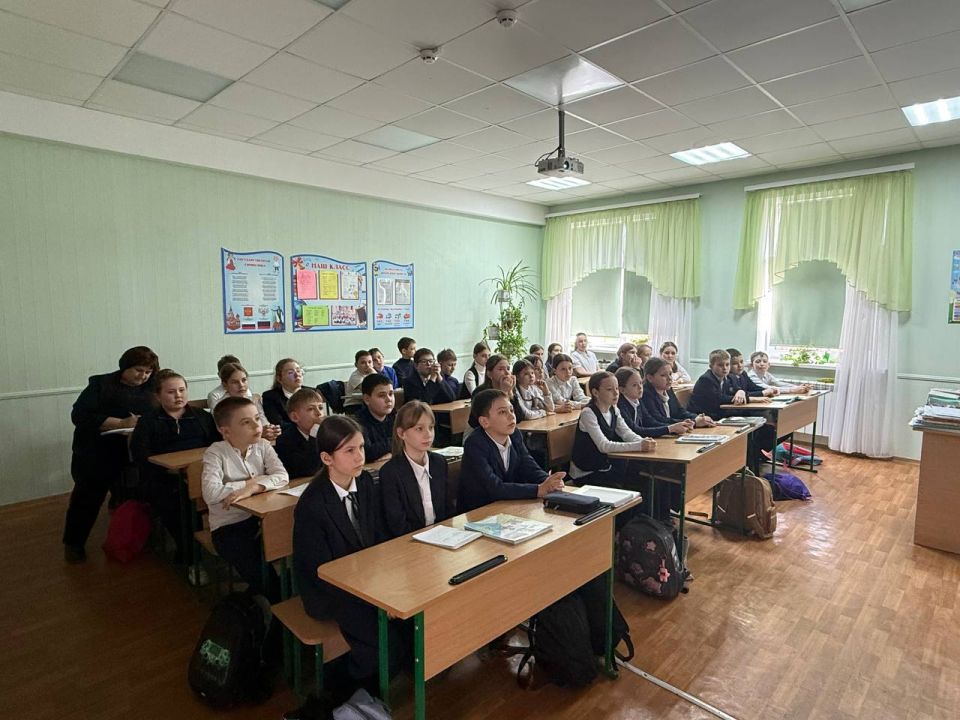Обучающиеся 1-4 классов на ГПД с интересом посмотрели видеоуроки от образовательной платформы «Зелёная школа» и мультфильмы онлайн-проекта «Помощники Земли» Обучающиеся 1-4 классов на ГПД с интересом посмотрели видеоуроки от образовательной платформы «Зелёная школа» и мультфильмы онлайн-проекта «Помощники Земли»