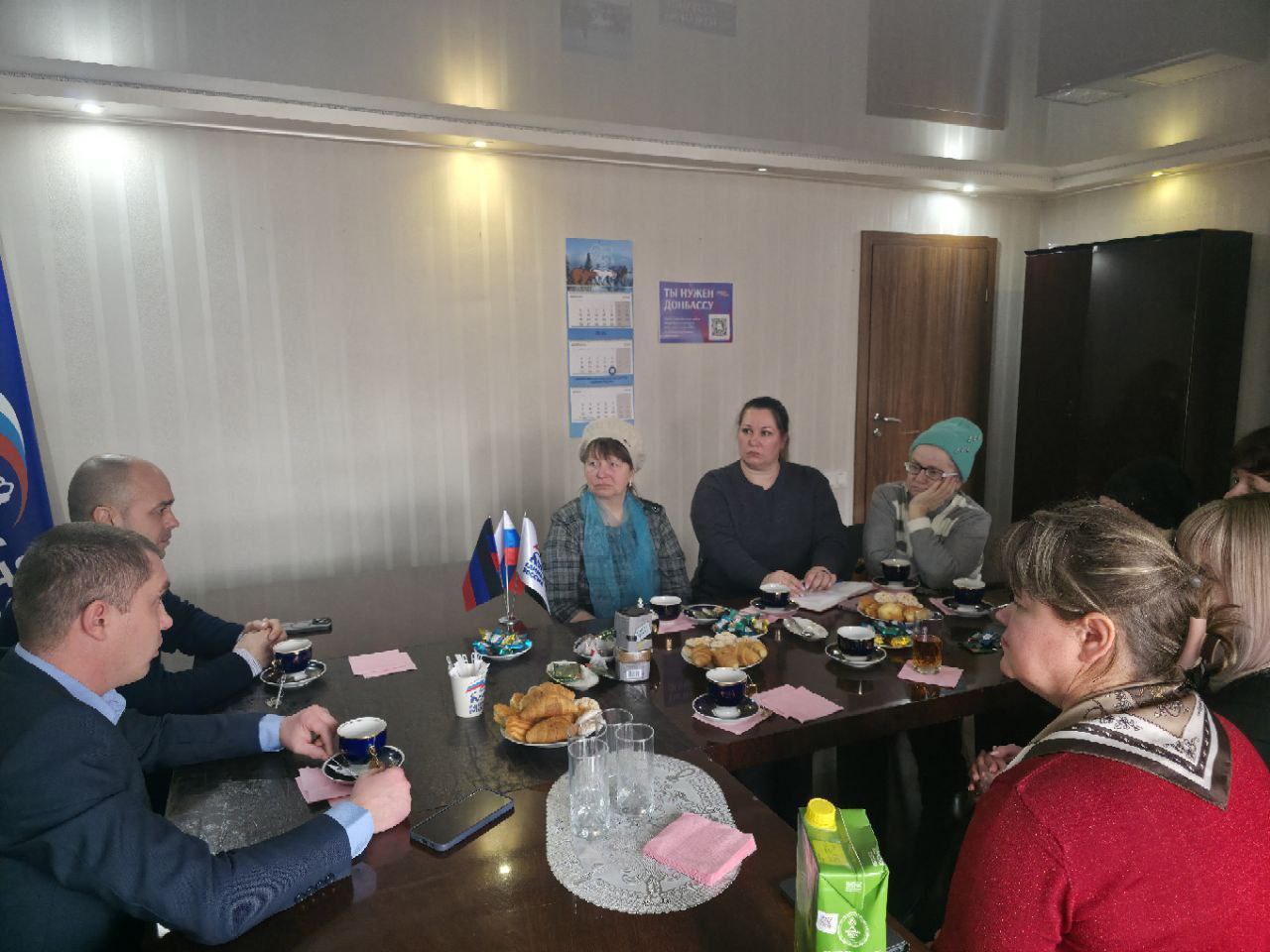 В преддверии Международного женского дня в Торезе состоялась очень важная и трогательная встреча В преддверии Международного женского дня в Торезе состоялась очень важная и трогательная встреча