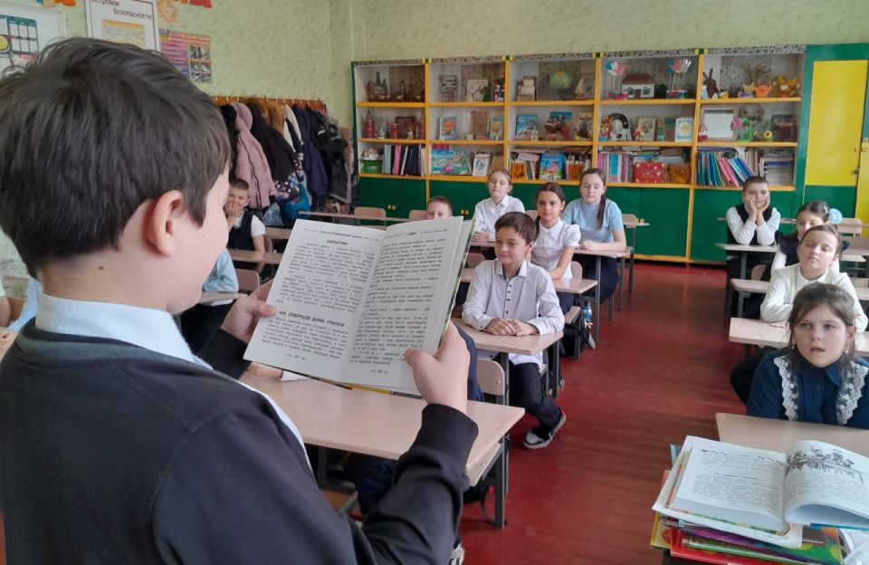 Хоровод весёлых книжек. Читать интересно! А читать вслух и вместе – интересно вдвойне! Все неравнодушные к книге и чтению отмечают праздник – Всероссийский день чтения вслух, который празднуется ежегодно в первую среду... Хоровод весёлых книжек. Читать интересно! А читать вслух и вместе – интересно вдвойне! Все неравнодушные к книге и чтению отмечают праздник – Всероссийский день чтения вслух, который празднуется ежегодно в первую среду...