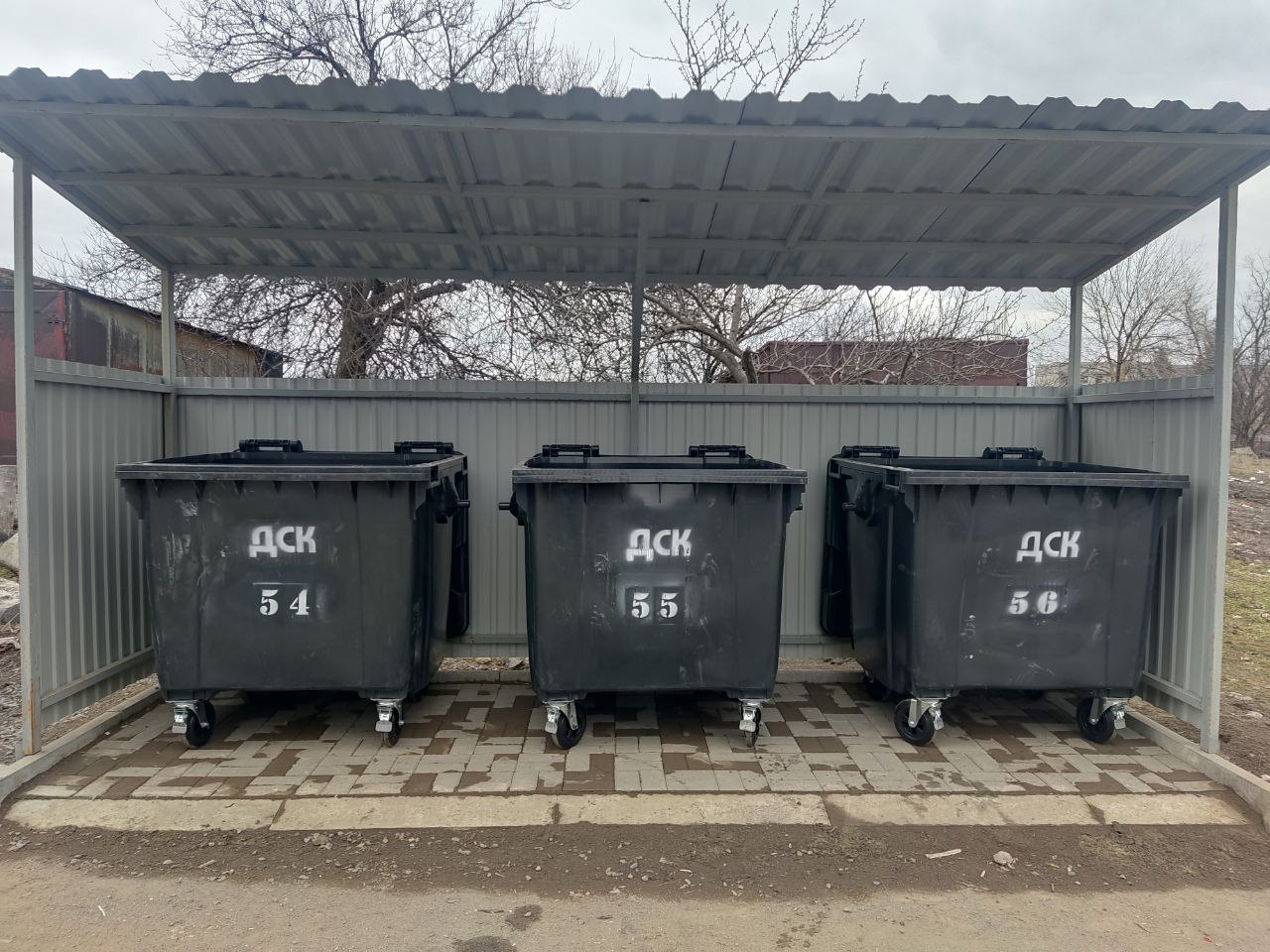 В Ждановке частично оборудовали новые контейнерные площадки для мусора В Ждановке частично оборудовали новые контейнерные площадки для мусора