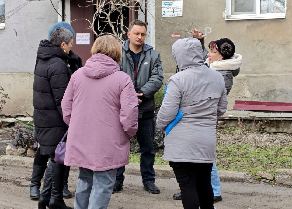 Иван Адамец: Заместитель руководителя управы Куйбышевского района Елена Строганова и представители Единого регионального фонда по МКД встретились с жителями дома № 28 по улице Электронной, чтобы обсудить насущные проблемы... Иван Адамец: Заместитель руководителя управы Куйбышевского района Елена Строганова и представители Единого регионального фонда по МКД встретились с жителями дома № 28 по улице Электронной, чтобы обсудить насущные проблемы...
