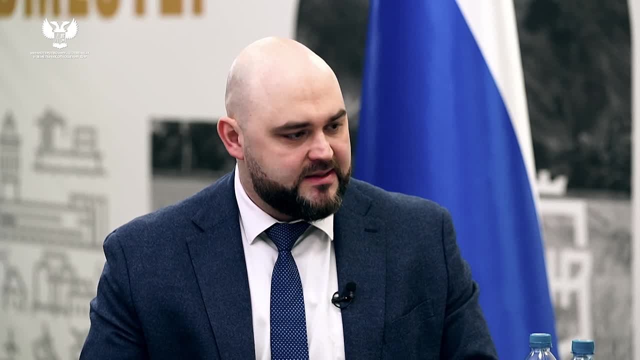 В ходе прямой линии Министр имущественных и земельных отношений ДНР Яков Ходос рассказал о механизмах предоставления государственного имущества и земельных участков инвесторам, реализующим свою деятельность на территории