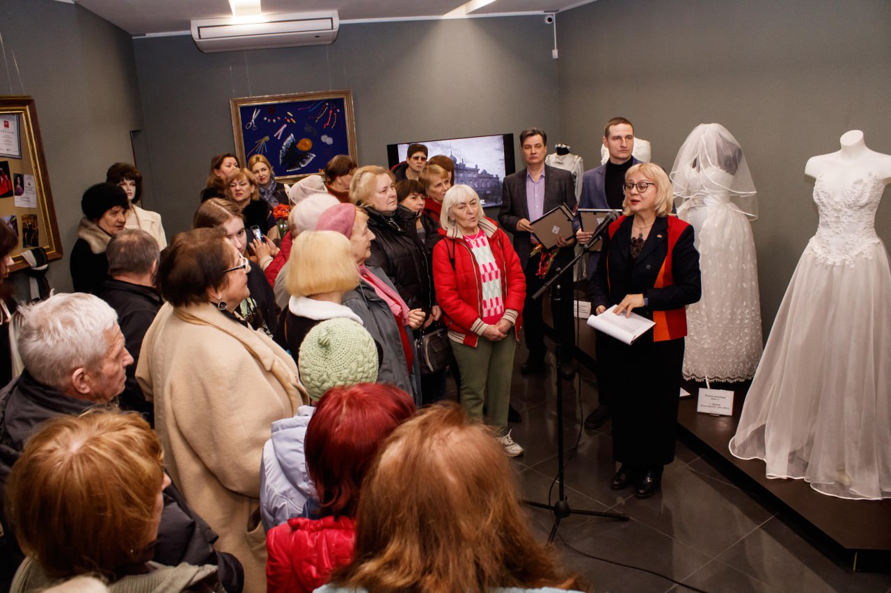 В Донецком республиканском краеведческом музее состоялось открытие выставки «Ода женщине» В Донецком республиканском краеведческом музее состоялось открытие выставки «Ода женщине»