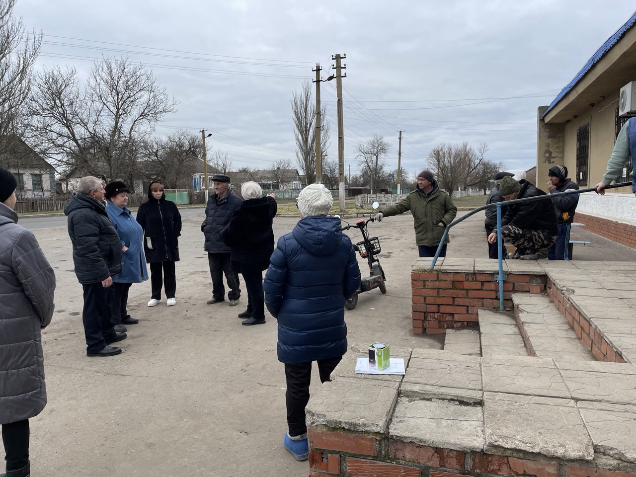 Сегодня в селе Кузнецово-Михайловка состоялась встреча начальника Михайловского территориального отдела с местными жителями