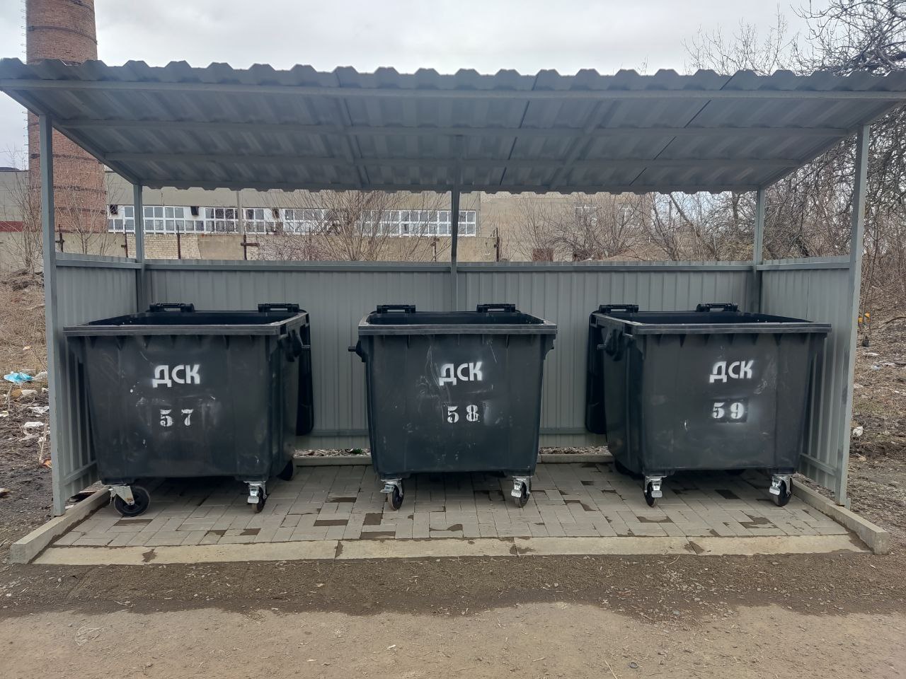 В Ждановке частично оборудовали новые контейнерные площадки для мусора В Ждановке частично оборудовали новые контейнерные площадки для мусора