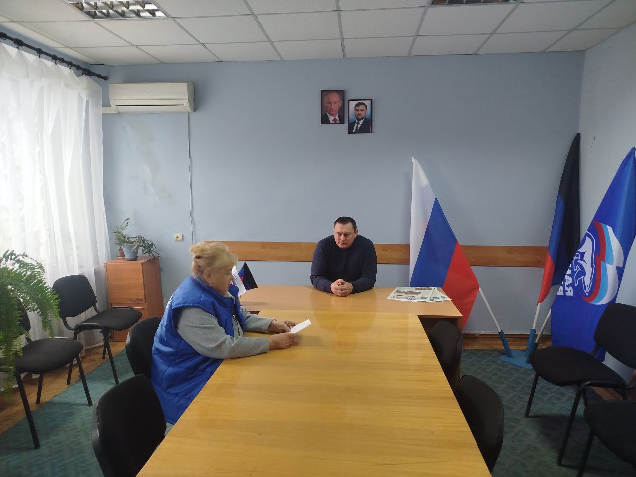 Председатель Иловайского городского совета Виталий Викторович Песчанский провел встречу с жителями, где одной из ключевых тем стало получение пенсионных удостоверений российского образца