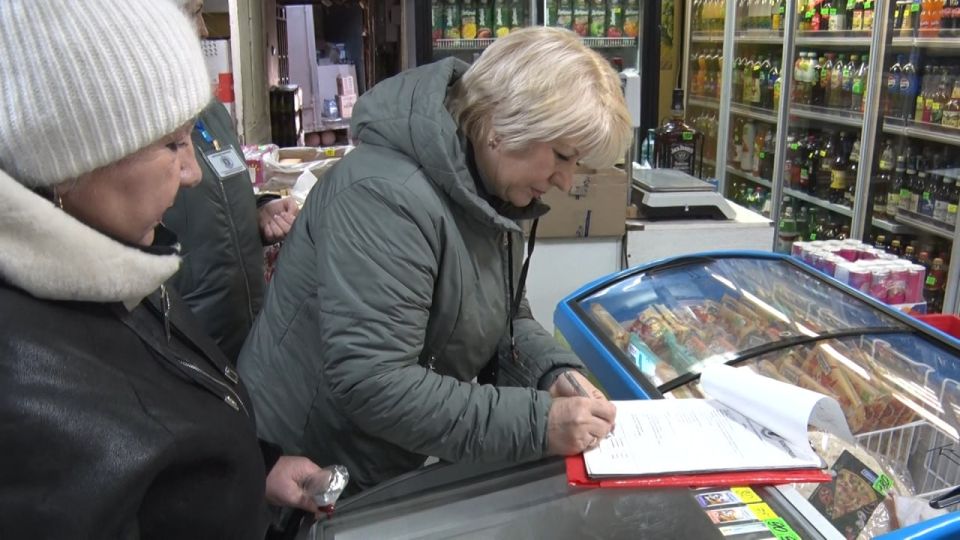 Иван Приходько: Активисты Народного контроля проверили ряд магазинов в Калининском районе Горловки Иван Приходько: Активисты Народного контроля проверили ряд магазинов в Калининском районе Горловки