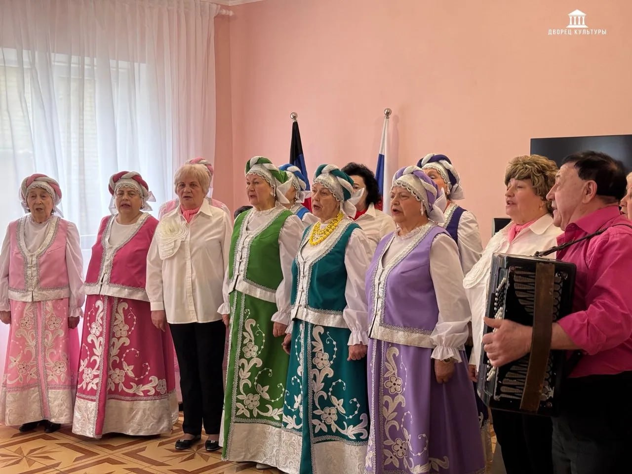 4 марта сотрудники Харцызского городского Дворца культуры отправились в гости к прекрасным женщинам из Центра социального обслуживания населения, чтобы поздравить их с наступающим 8 Марта 4 марта сотрудники Харцызского городского Дворца культуры отправились в гости к прекрасным женщинам из Центра социального обслуживания населения, чтобы поздравить их с наступающим 8 Марта