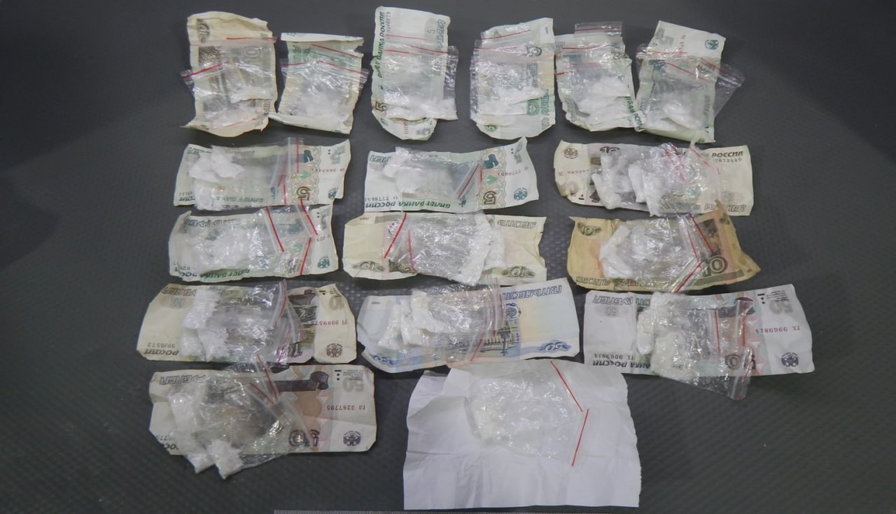 В Макеевке полицейские задержали наркосбытчиков В Макеевке полицейские задержали наркосбытчиков