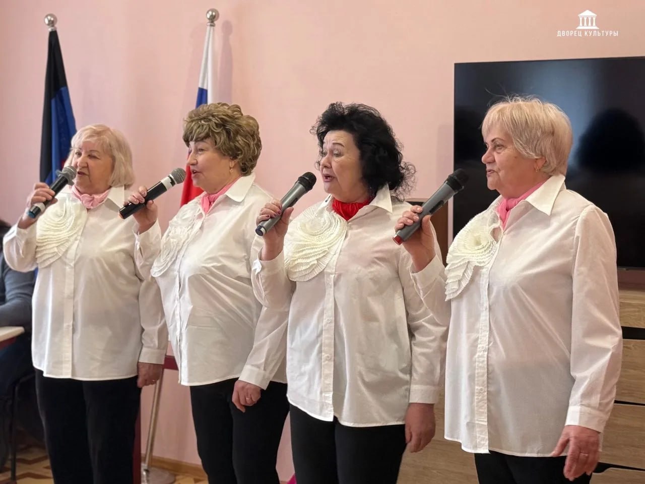 4 марта сотрудники Харцызского городского Дворца культуры отправились в гости к прекрасным женщинам из Центра социального обслуживания населения, чтобы поздравить их с наступающим 8 Марта 4 марта сотрудники Харцызского городского Дворца культуры отправились в гости к прекрасным женщинам из Центра социального обслуживания населения, чтобы поздравить их с наступающим 8 Марта