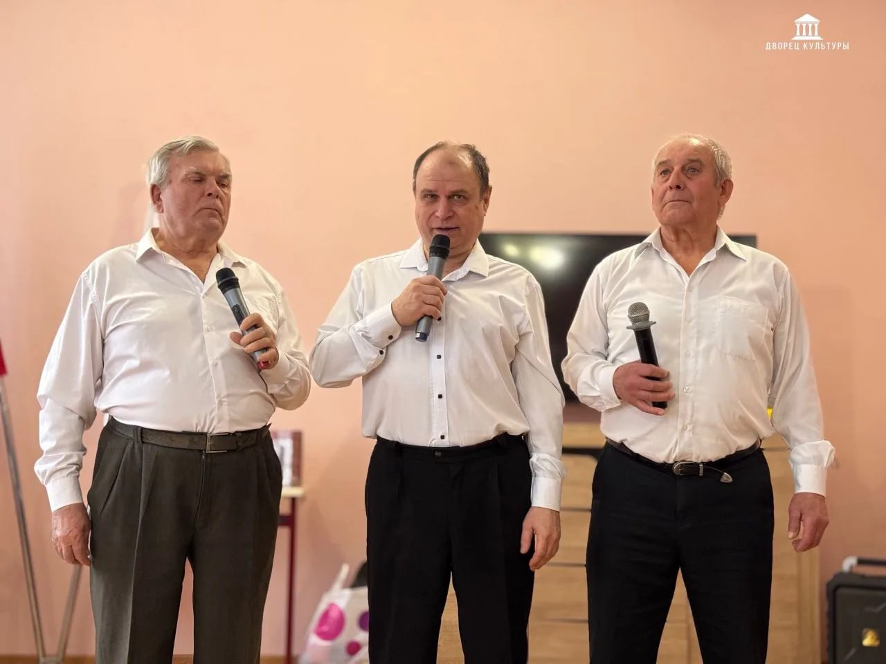 4 марта сотрудники Харцызского городского Дворца культуры отправились в гости к прекрасным женщинам из Центра социального обслуживания населения, чтобы поздравить их с наступающим 8 Марта 4 марта сотрудники Харцызского городского Дворца культуры отправились в гости к прекрасным женщинам из Центра социального обслуживания населения, чтобы поздравить их с наступающим 8 Марта