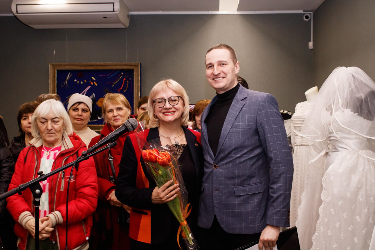 В Донецком республиканском краеведческом музее состоялось открытие выставки «Ода женщине» В Донецком республиканском краеведческом музее состоялось открытие выставки «Ода женщине»