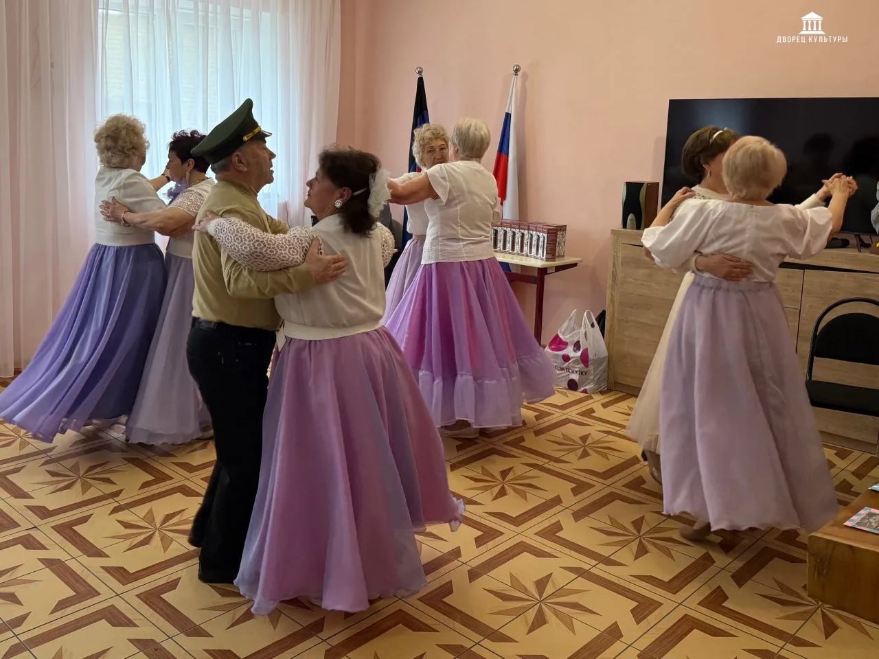 4 марта сотрудники Харцызского городского Дворца культуры отправились в гости к прекрасным женщинам из Центра социального обслуживания населения, чтобы поздравить их с наступающим 8 Марта 4 марта сотрудники Харцызского городского Дворца культуры отправились в гости к прекрасным женщинам из Центра социального обслуживания населения, чтобы поздравить их с наступающим 8 Марта