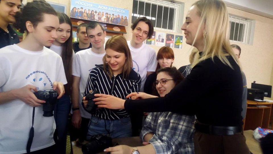 Горловская центральная библиотека имени Т.Г. Шевченко открывает двери талантливым молодым журналистам и фотографам Горловская центральная библиотека имени Т.Г. Шевченко открывает двери талантливым молодым журналистам и фотографам