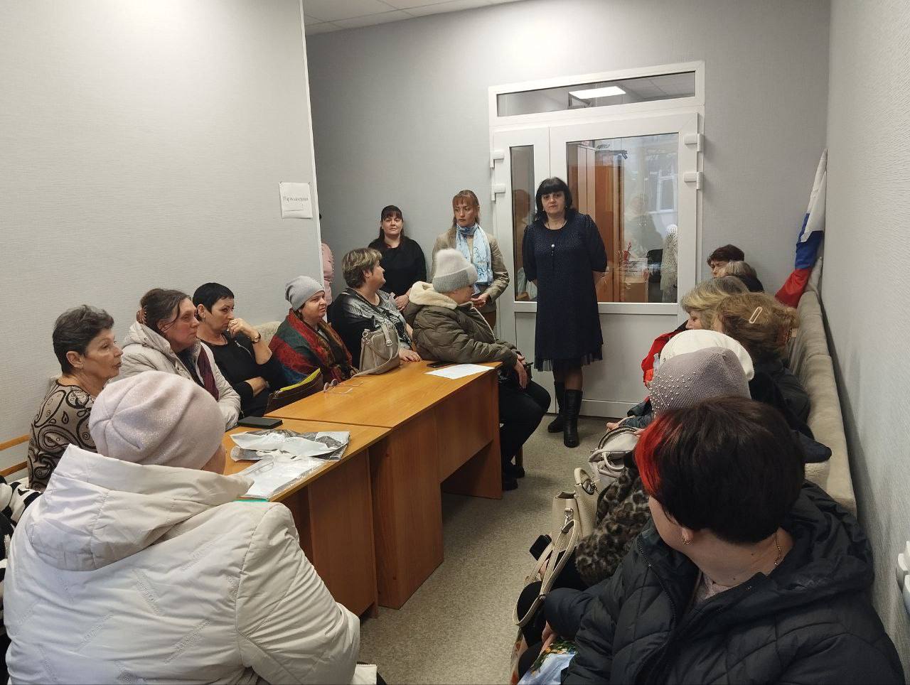 Заместитель главы администрации Наталья Тосхопаран встретилась с коллективом Центра соцобслуживания Мангушского района