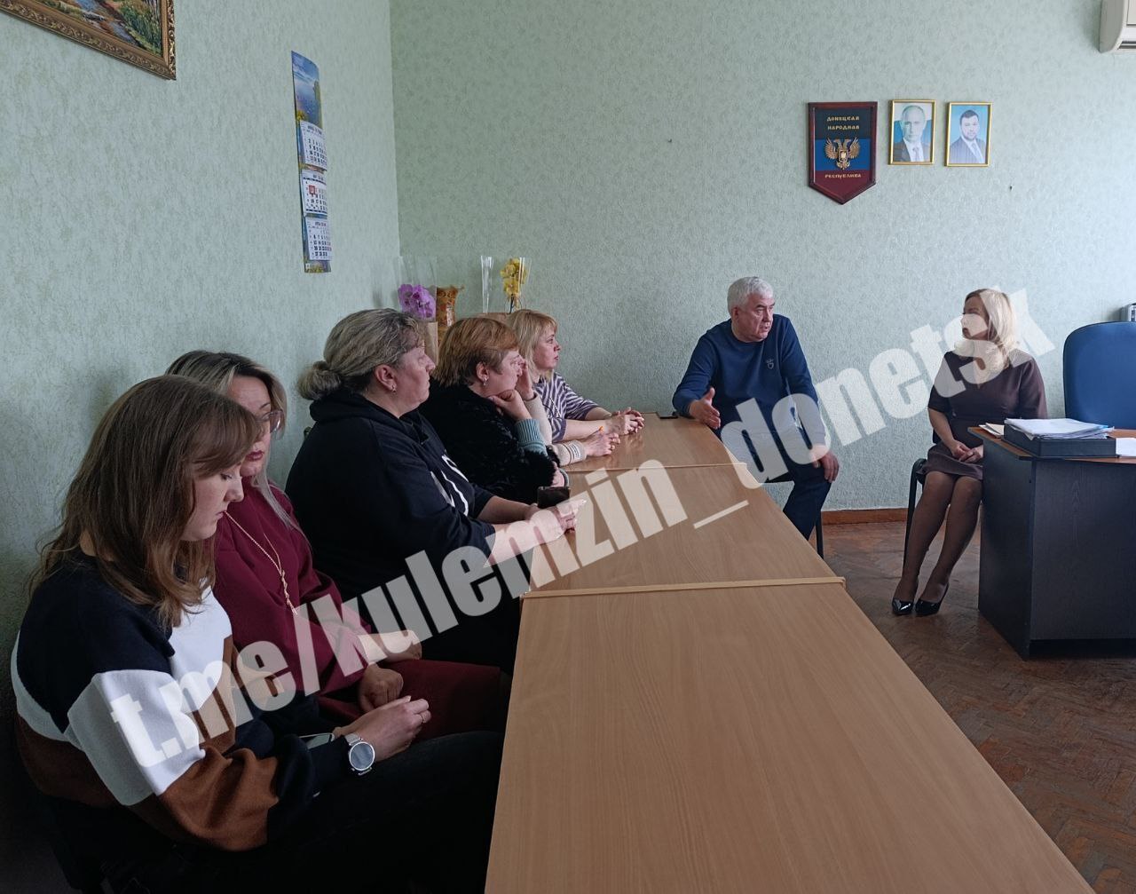 Сегодня в Петровском районе состоялась рабочая встреча заместителя главы администрации с сотрудниками Клиентской службы (на правах отдела) в Петровском районе г. Донецка отделение Фонда пенсионного и социального страхования... Сегодня в Петровском районе состоялась рабочая встреча заместителя главы администрации с сотрудниками Клиентской службы (на правах отдела) в Петровском районе г. Донецка отделение Фонда пенсионного и социального страхования...