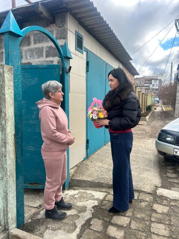 Цветы Мамам Героев. Актив «Женского движения Единой России» Ясиноватского муниципального округа поддержали Всероссийскую акцию - «Цветы Мамам Героев» Цветы Мамам Героев. Актив «Женского движения Единой России» Ясиноватского муниципального округа поддержали Всероссийскую акцию - «Цветы Мамам Героев»