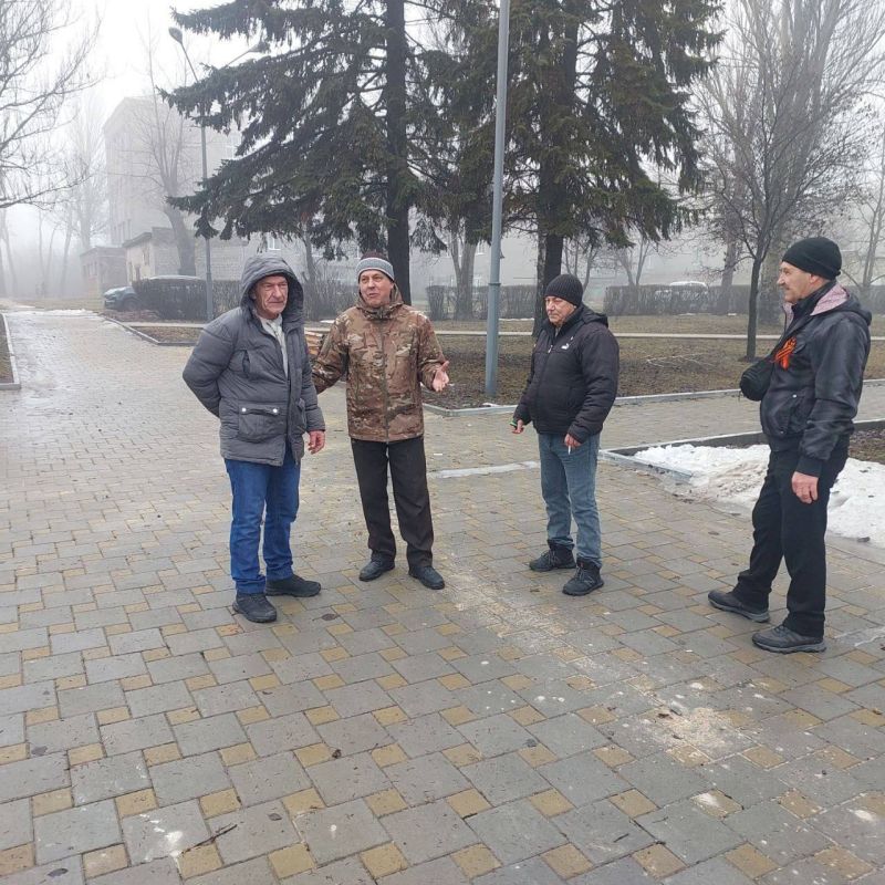 04 марта 2026 года провели встречи с населением депутаты Ясиноватского муниципального совета партии "Единая Россия" Елена Исаенко, Ольга Безуглая, Валерий Аксенов и Антон Никитин 04 марта 2026 года провели встречи с населением депутаты Ясиноватского муниципального совета партии "Единая Россия" Елена Исаенко, Ольга Безуглая, Валерий Аксенов и Антон Никитин