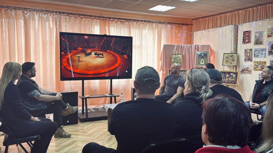 Александр Пеняев: Диалог на равных или как молодёжь Ясиноватой встречала артистов Александр Пеняев: Диалог на равных или как молодёжь Ясиноватой встречала артистов