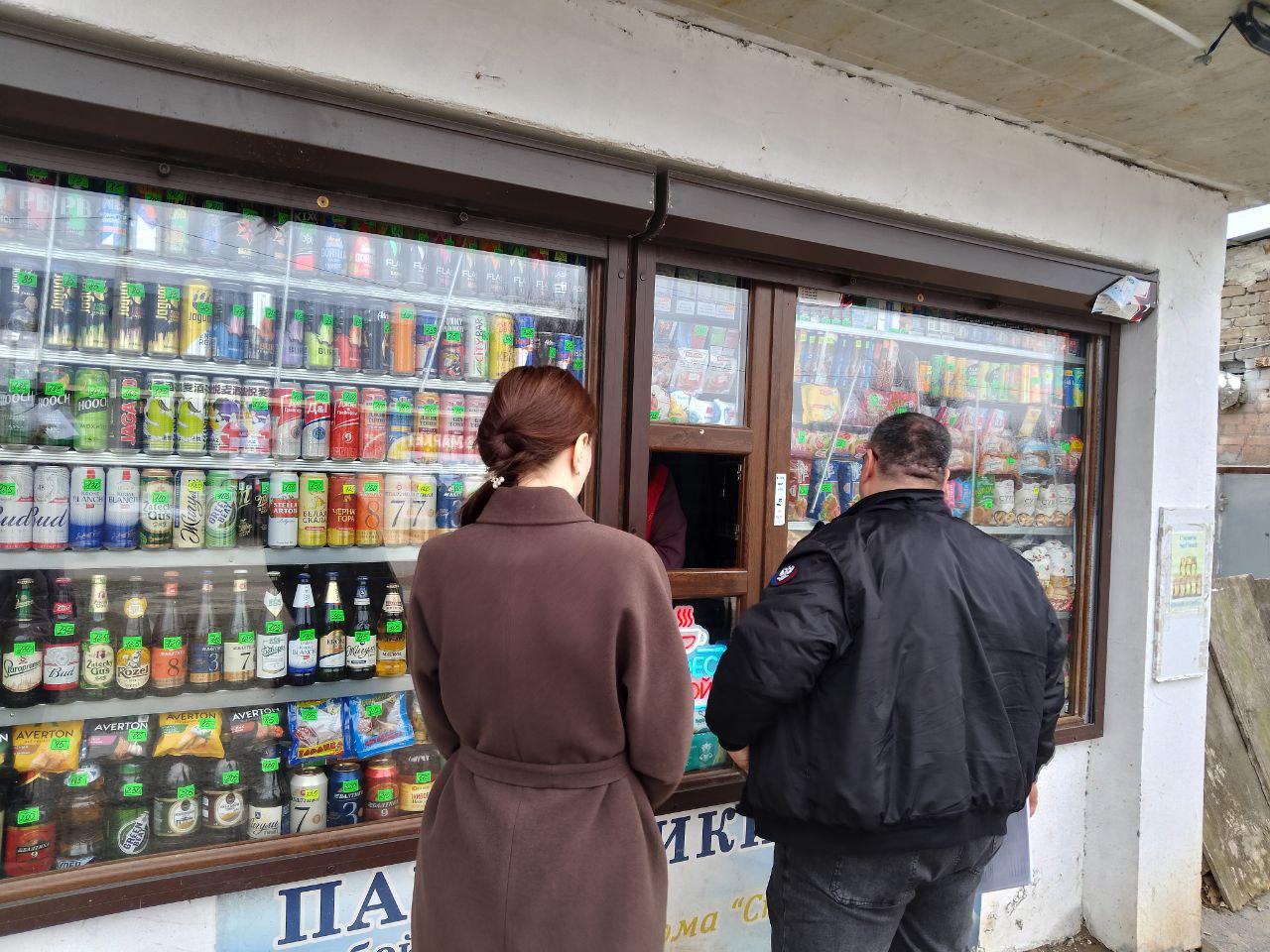 В рамках проекта "Предпринимательство" партии "Единая Россия" представители Управы Ильичевского внутригородского района совместно с председателем "Народного контроля" Евгением Левашевым осуществили проверку магазинов по... В рамках проекта "Предпринимательство" партии "Единая Россия" представители Управы Ильичевского внутригородского района совместно с председателем "Народного контроля" Евгением Левашевым осуществили проверку магазинов по...