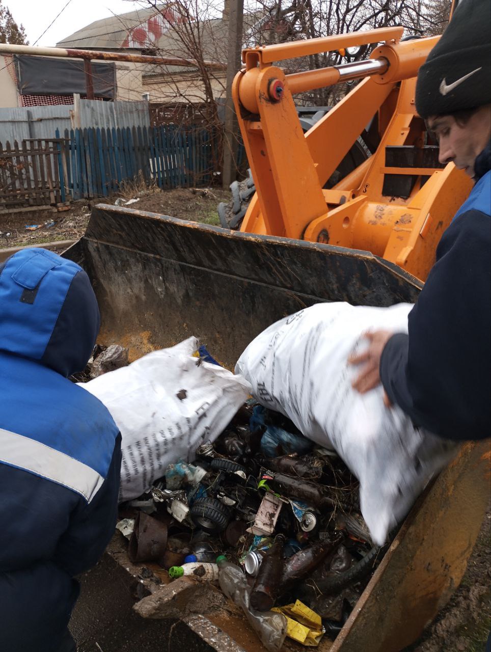 Коммунальные службы провели масштабные работы по благоустройству в Старобешевском округе