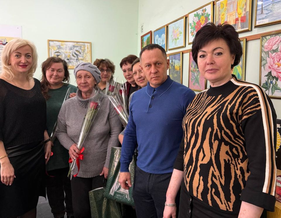 Цветы Мамам Героев. Актив «Женского движения Единой России» Ясиноватского муниципального округа поддержали Всероссийскую акцию - «Цветы Мамам Героев» Цветы Мамам Героев. Актив «Женского движения Единой России» Ясиноватского муниципального округа поддержали Всероссийскую акцию - «Цветы Мамам Героев»