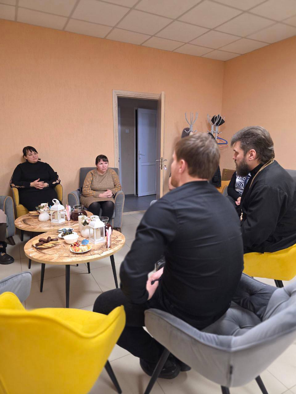 Юрий Хаустов встретился с семьями Волновахи в воскресной школе при храме Юрий Хаустов встретился с семьями Волновахи в воскресной школе при храме