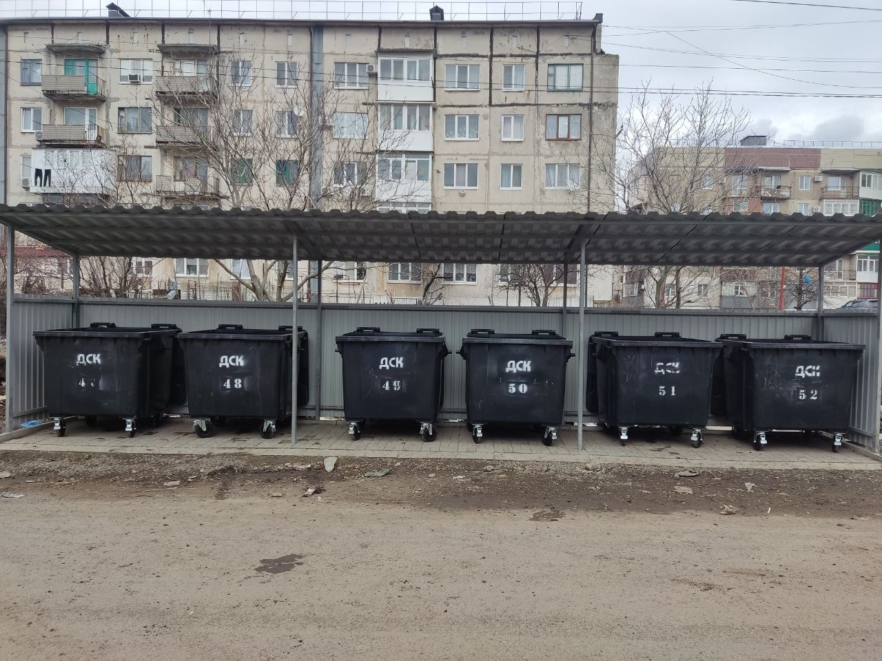 В Ждановке частично оборудовали новые контейнерные площадки для мусора