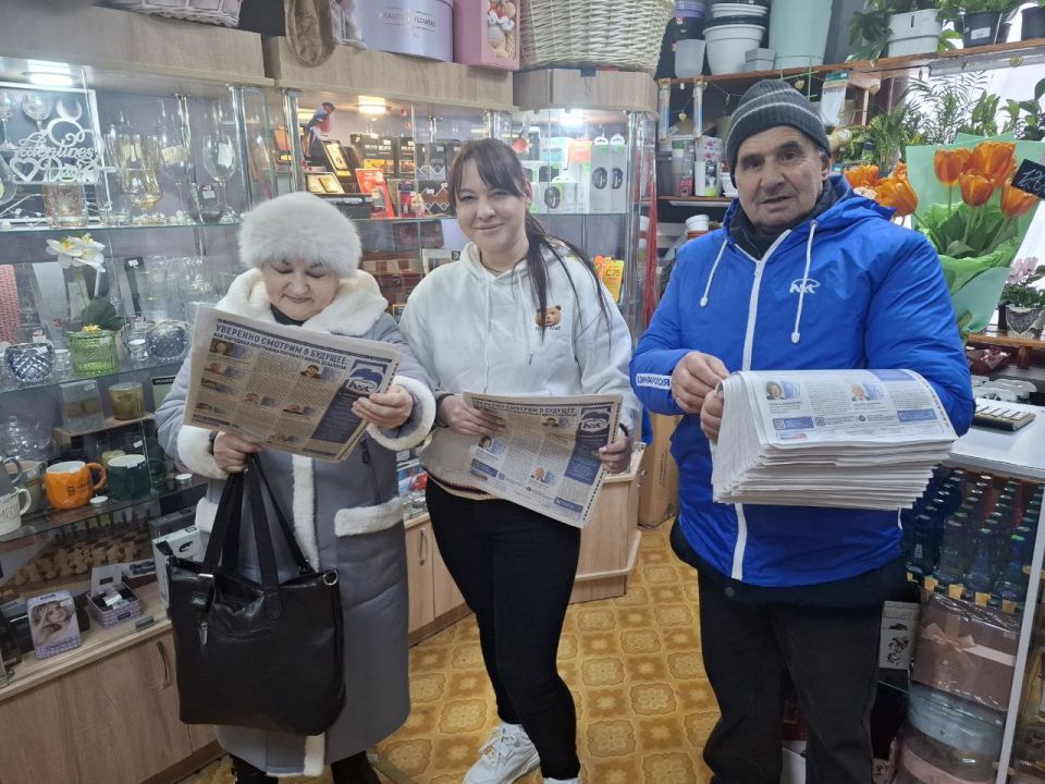 В пгт Мироновский раздают специальный выпуск газеты «Донецкая Республика» под названием «Возрождаем Донбасс вместе» В пгт Мироновский раздают специальный выпуск газеты «Донецкая Республика» под названием «Возрождаем Донбасс вместе»
