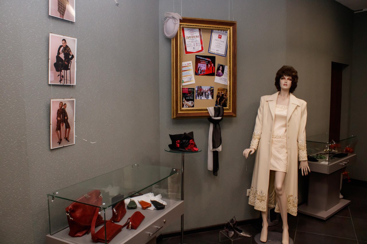 В Донецком республиканском краеведческом музее состоялось открытие выставки «Ода женщине» В Донецком республиканском краеведческом музее состоялось открытие выставки «Ода женщине»