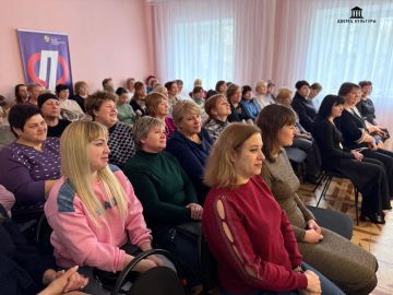 4 марта сотрудники Харцызского городского Дворца культуры отправились в гости к прекрасным женщинам из Центра социального обслуживания населения, чтобы поздравить их с наступающим 8 Марта